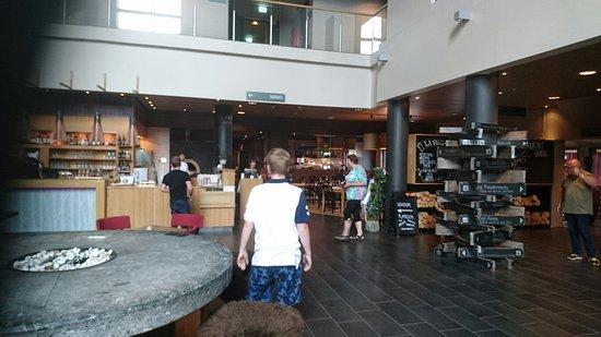 La Piazza Bar & Restaurant