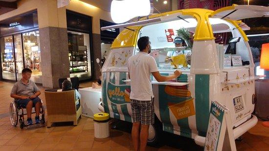 Yelloow YoYo Frozen Yogurt