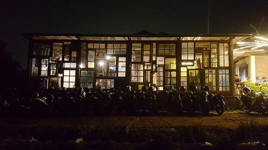 Retrorika Coffee Bar & Resto