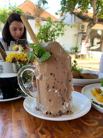 Lola's Shakin All Day