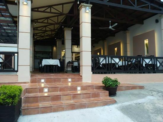 La Piazza, Restaurant